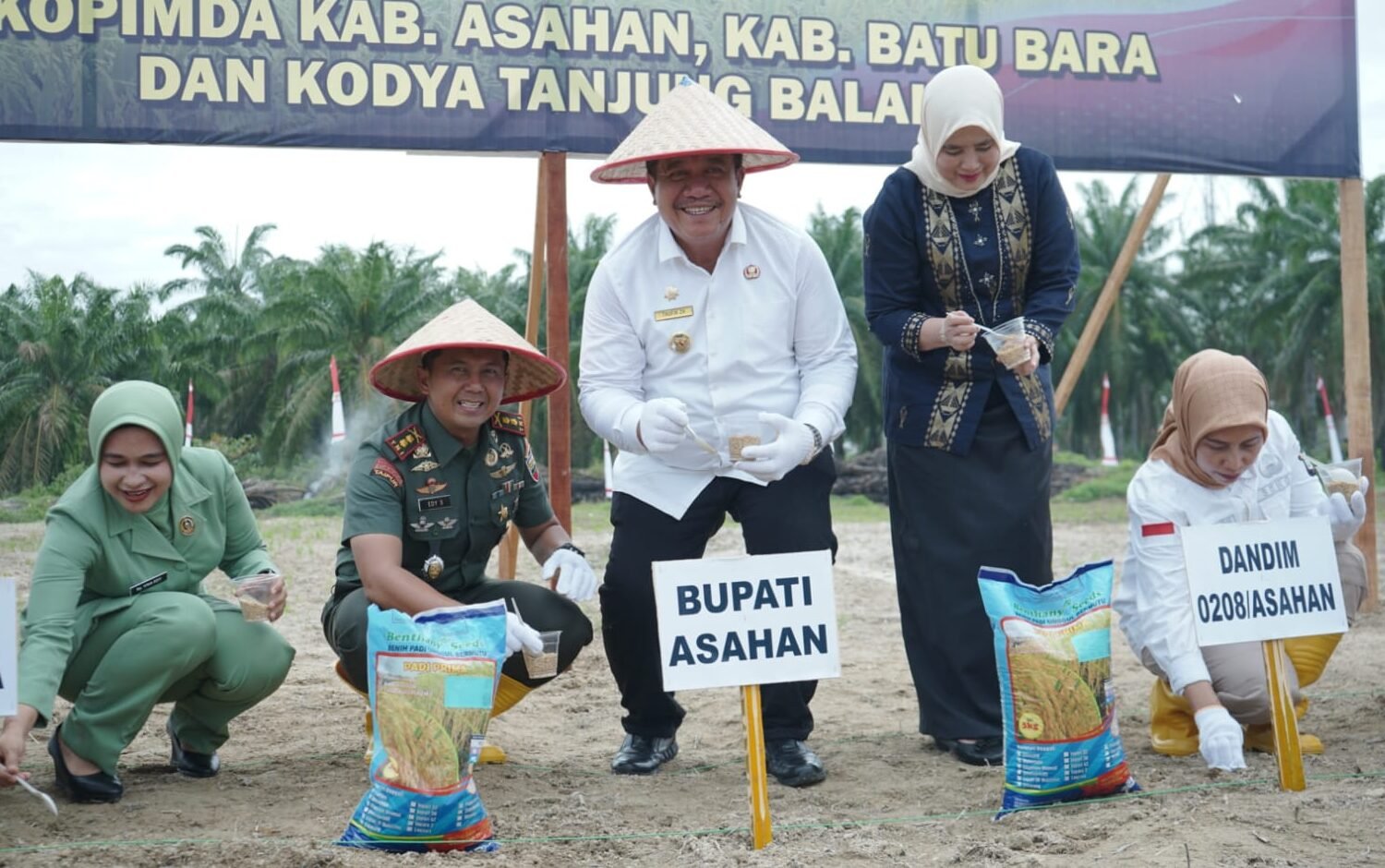 Bupati Asahan Taufik Zainal Abidin tanam bibit padi.