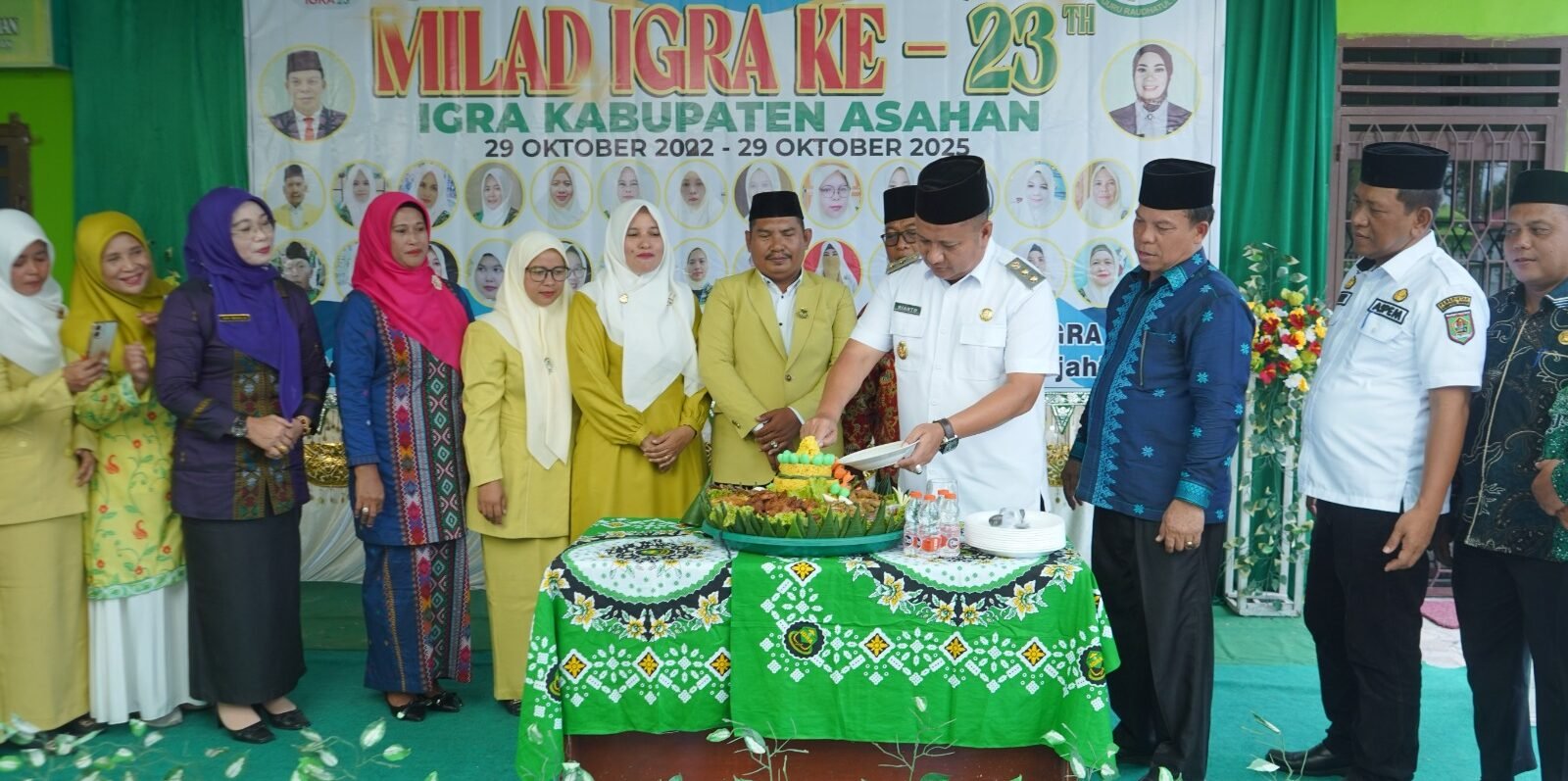 Rianto potong nasi tumpeng di acara Milad IGRA ke-23*.