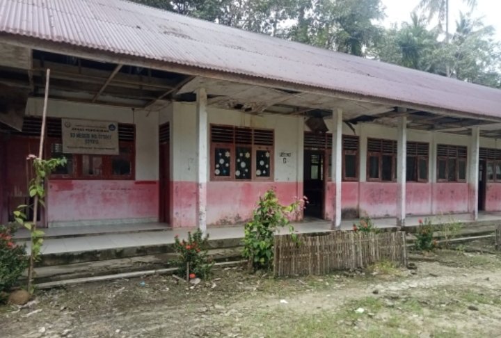 Gedung Sekolah rusak tidak ada pemeliharaan.