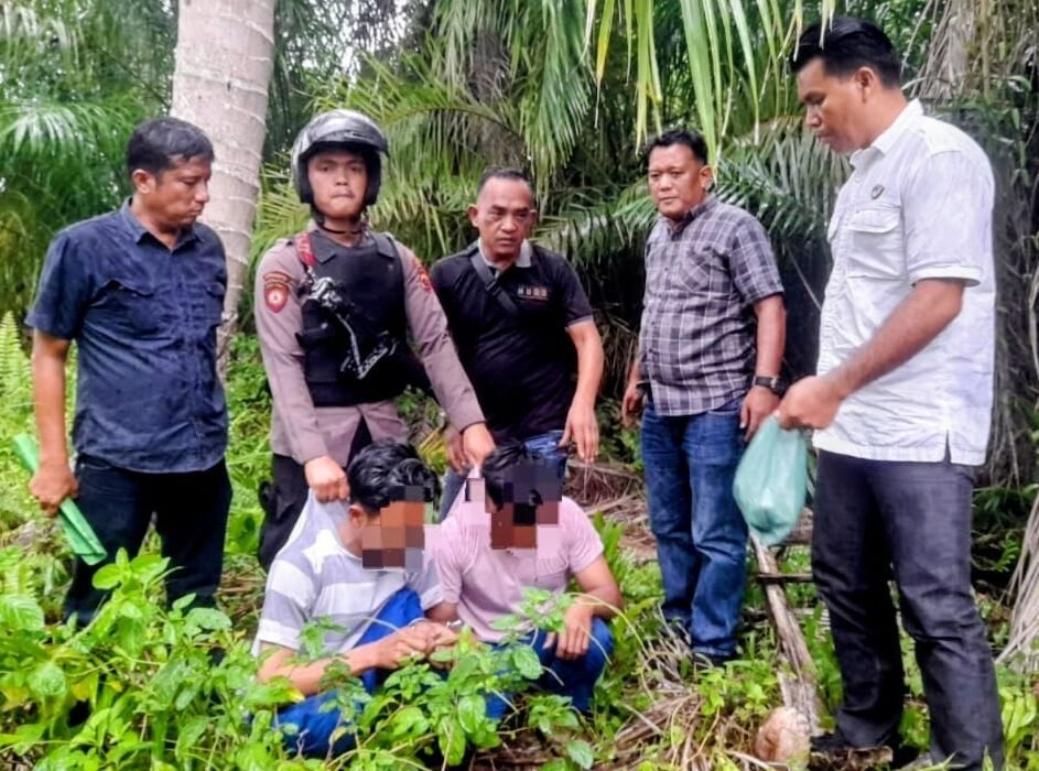 Kedua pelaku pengguna narkoba jenis sabu serta barbut yang ditangkap personel gabungan SatresNarkoba dan Sat Samapta Polres Batu Bara 