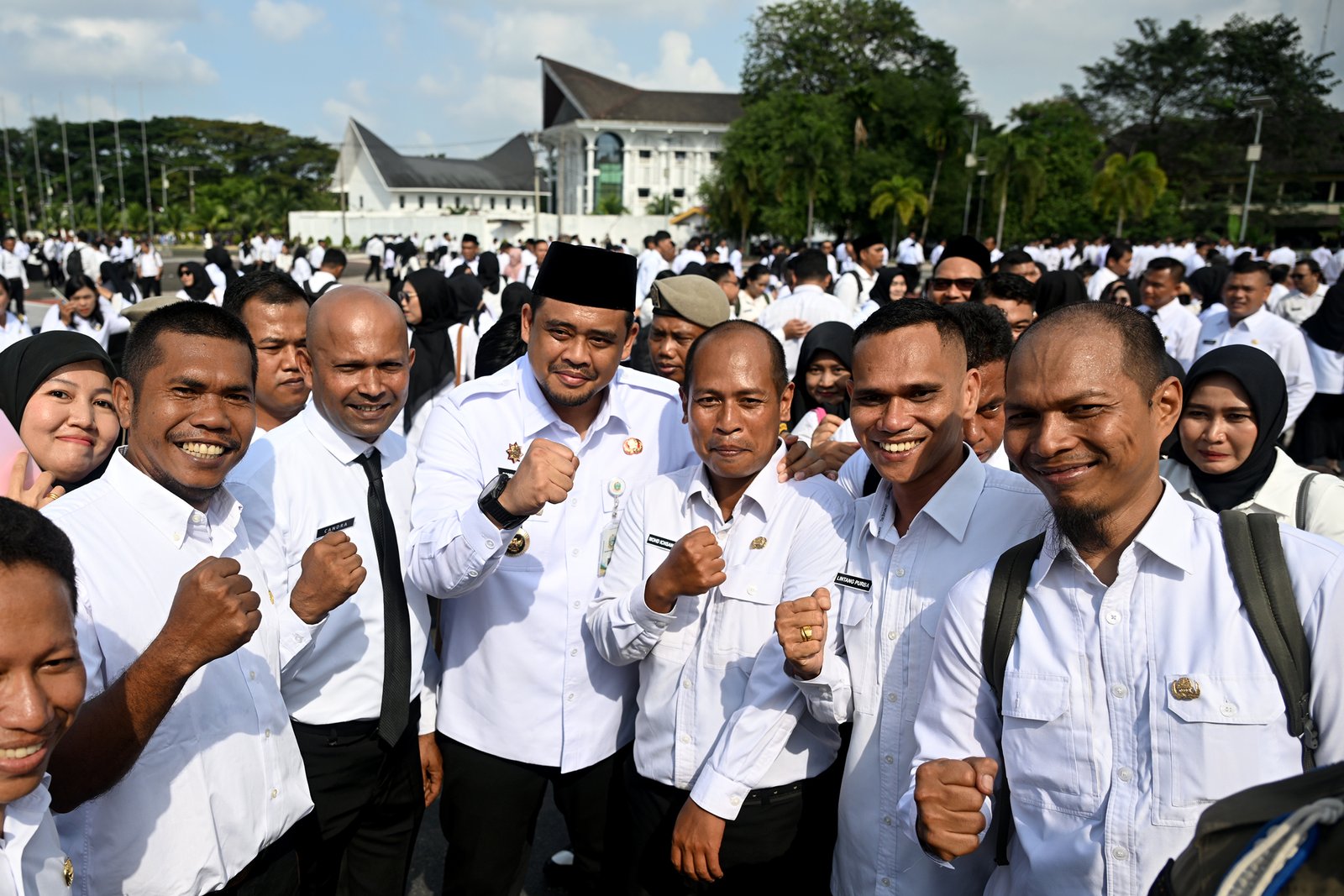 Gubernur Sumatera Utara (Sumut) Bobby Nasution didampingi Kepala Badan Kepegawaian Daerah (BKD) dan sejumlah OPD pada apel penyerahan SK PPPK Paruh Waktu di Lapangan Astaka, Jalan Pancing, Deliserdang, Rabu (24/12/2025).