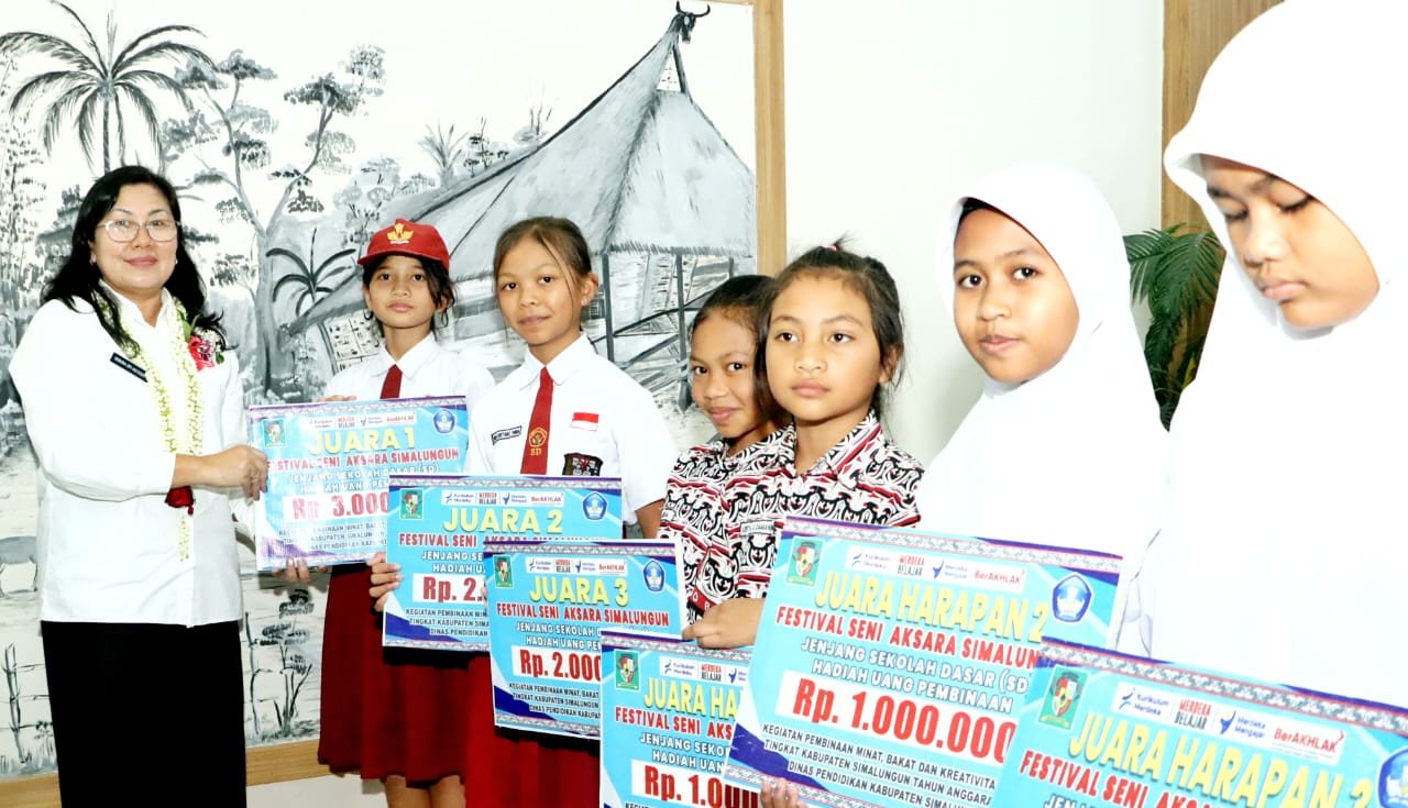 Bupati Simalungun, diwakili Staf Ahli Bupati Bidang Perekonomian dan Pembangunan, Debora DPI Hutasaoit saat berikan hadiah kepada pemenang lomba. 