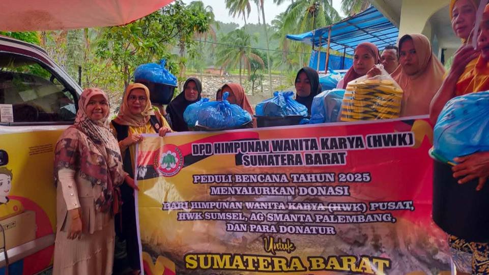  Himpunan Wanita Karya Provinsi Sumatera Barat saat menyalurkan amanah donasi untuk warga terdampak bencana banjir di Sumbar. 
