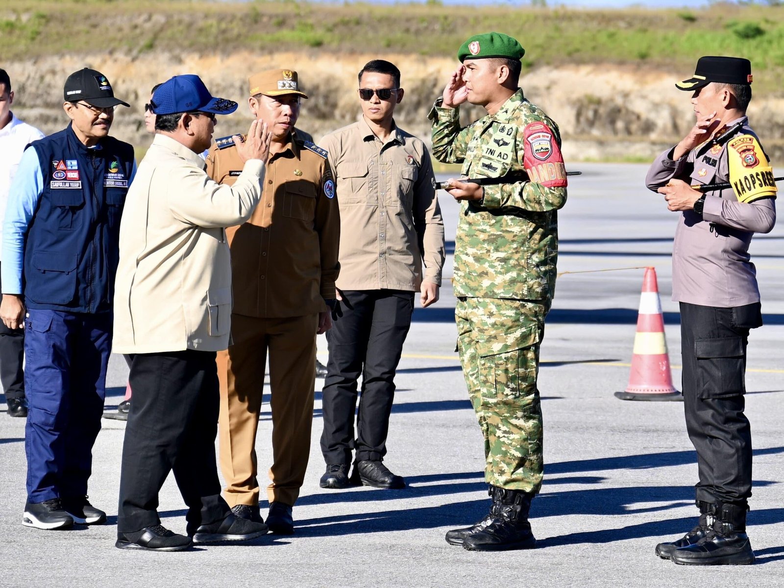 Presiden Prabowo tiba di Taput disambut Bupati JTP Hutabarat di Bandara Silangit.