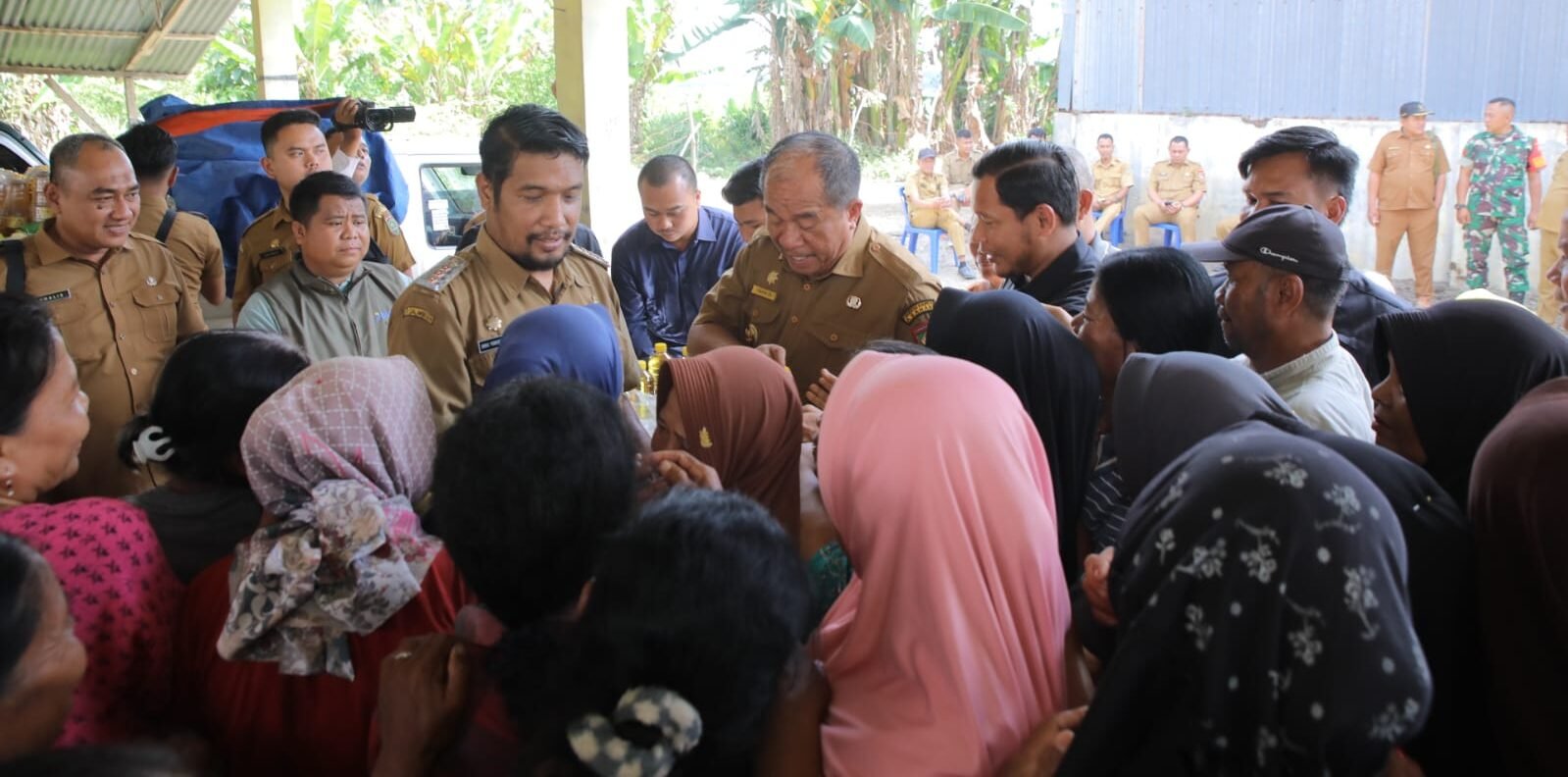 Bupati Asahan Taufik Zainal Abidin sempat melayani warga pembeli.
