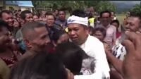 Gubernur Jabar Dedi Mulyadi disambut JTP Hutabarat dan masyarakat saat tiba di Tapanuli Utara.