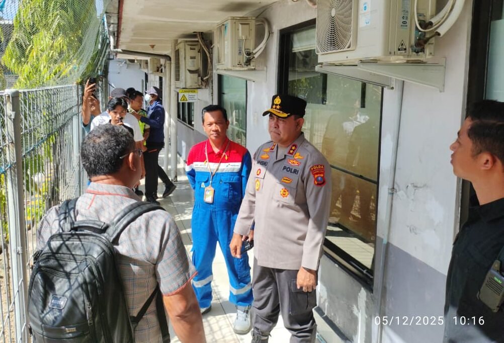 Kapolda Sumut Irjen Pol. Whisnu Hermawan Februanto saat meninjau Stock BBM Depot Pertamina, Jumat (05/12/2025).