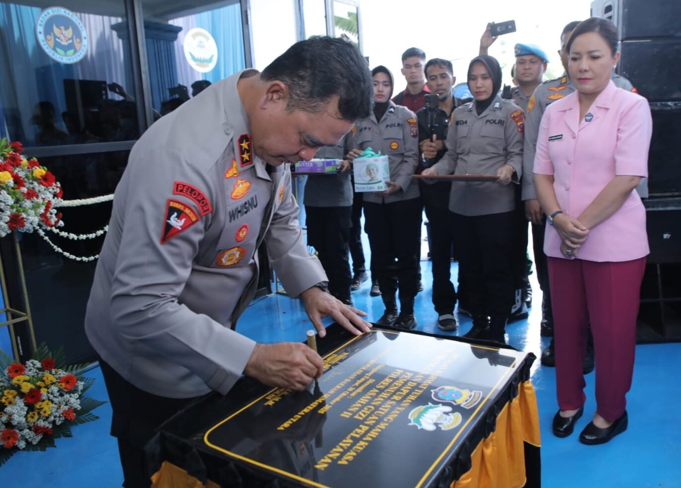 Kapoldasu  Irjen Pol Whisnu Hermawan Februanto tandatangani prasasti  peresmian Operasional Sentra Pelayanan Pangan Gizi (SPPG) Polres Asahan II, di Polsek Simpang Empat, Kabupaten Asahan.