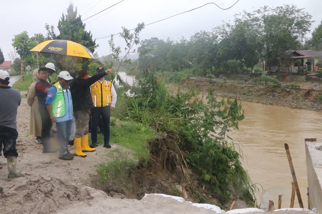 Kawasan Siwaluompu Tarutung yang juga diterjang banjir dan longsor ditinjau Wabup Taput.*