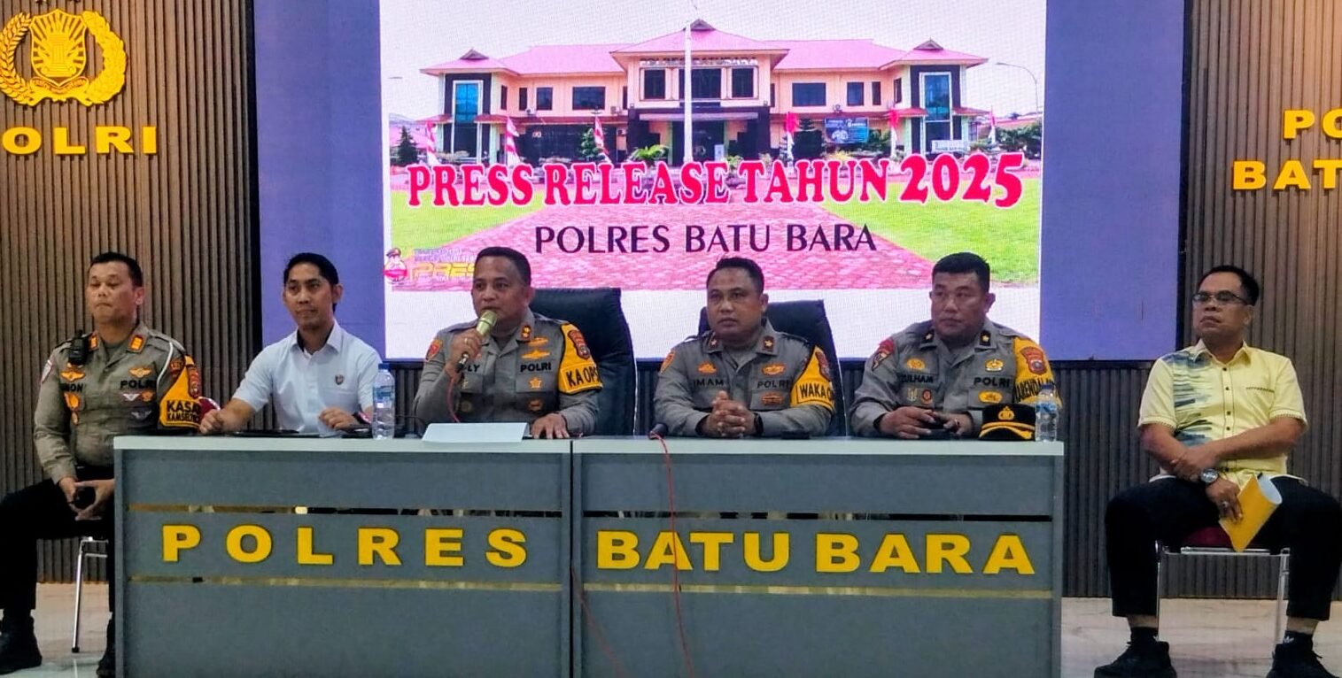 Kapolres Batu Bara didampingi Waka Polres , Kabag Ops serta para Kasat menyampaika rilis tahun 2025 di aula Surya Arya Racana Polres Batu Bara