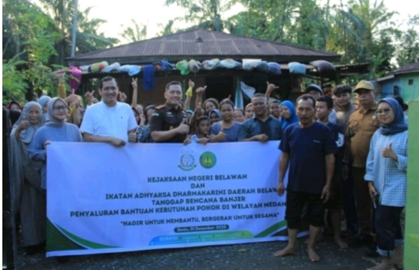 Kejari Belawan memberikan bantuan sembako kepada warga yang terdampak banjir di Marelan.