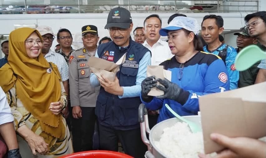 Mensos Saifullah Yusuf (Gus Iful )  meninjau dapur umum saat personil TAGANA mempersiapkan makanan pengungsi di Gedung Nasional, Minggu (21/12/2025).