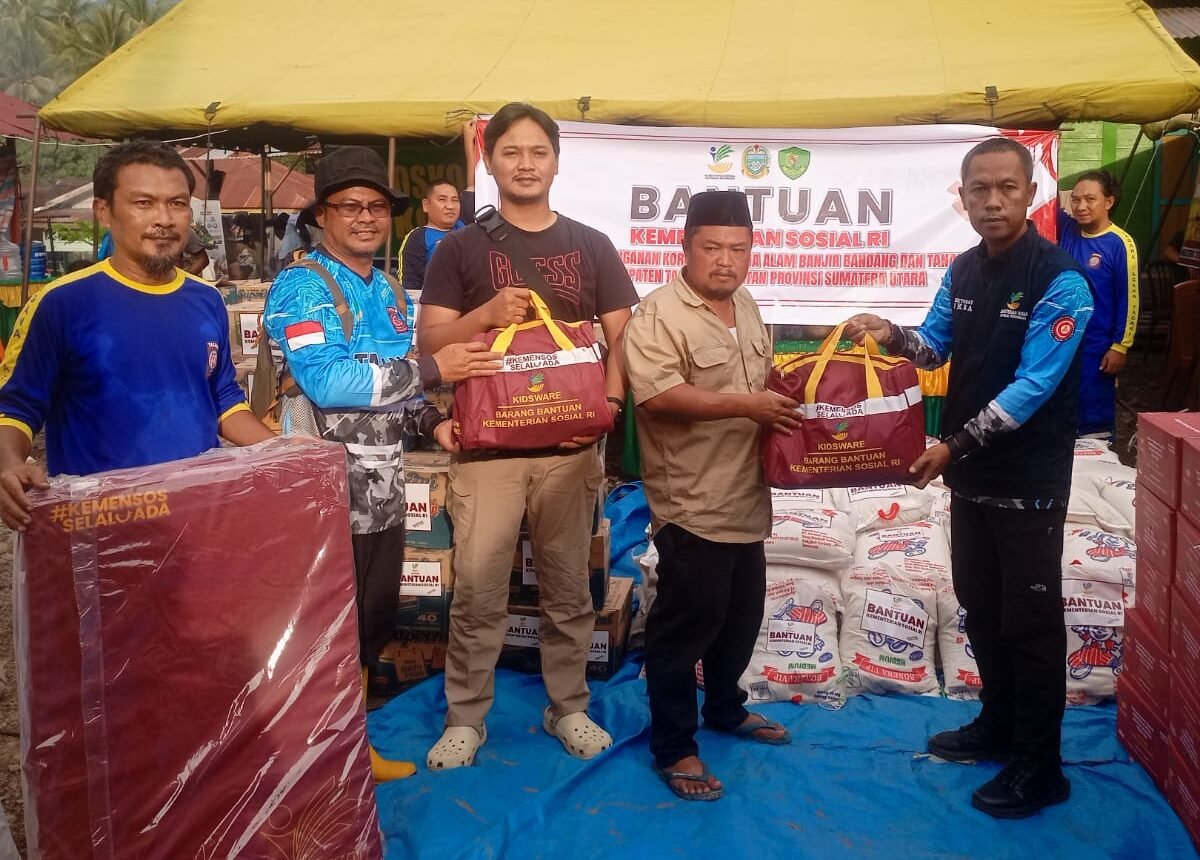 Kemensos saat menyalurkan bantuan logistik di Posko induk Desa tolang julu Tapsel, Sabtu (13/12/2025)..