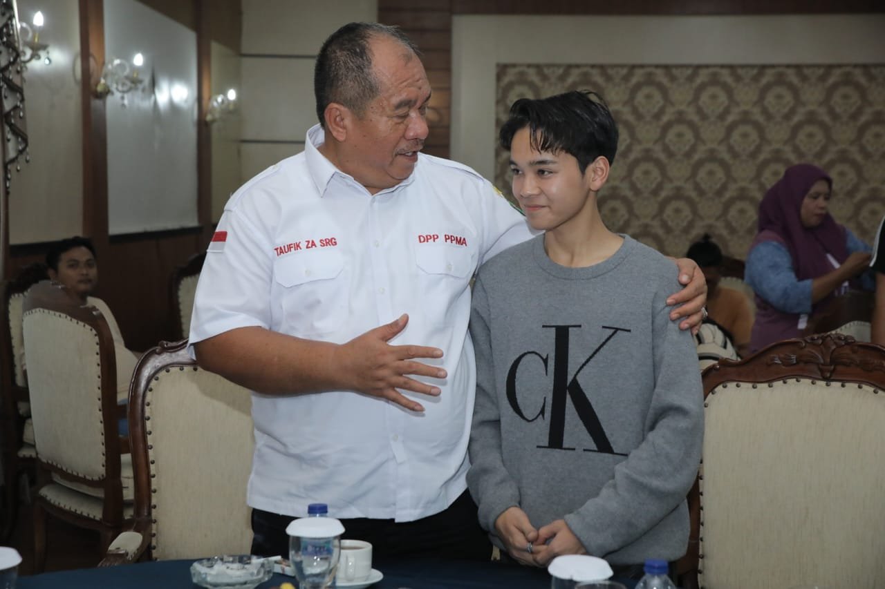 Bupati Asahan Taufik Zainal Abidin merangkul Arbil DA 7 Indosiar