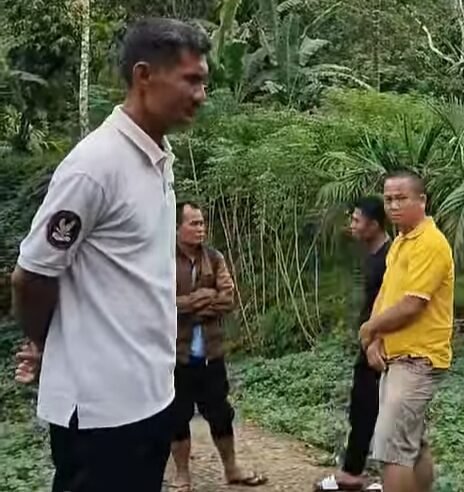Ketua BPD,wakil ketua,dan tokoh, menunjukkanbsalah satu fisik pembangunan jalan bersama Lsm/Pers.