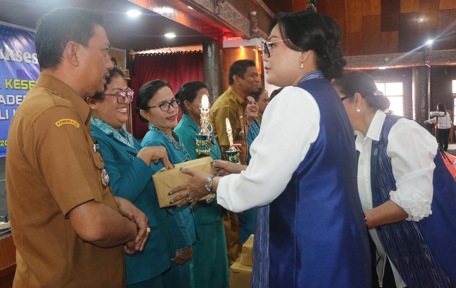 Ketua PKK Taput serahkan hadiah untuk lomba kebersihan kantor camat. 