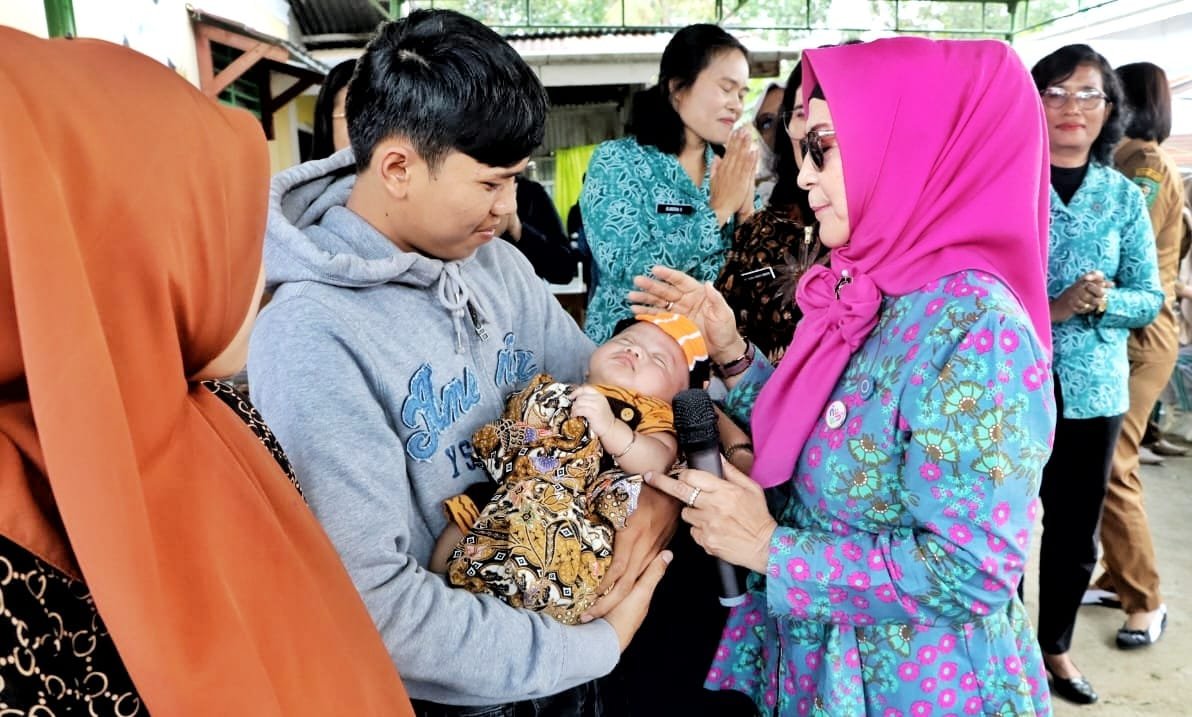 Ny. Darmawati Anton Achmad Saragih saat beri semangat kepada balita..