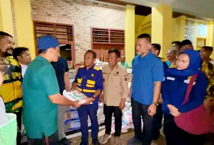Menteri ESDM Bahlil Lahadalia saat menyerahkan bantuan sembako kepada warga korban banjir bandang di Pandan, Selasa (02/12/2025).