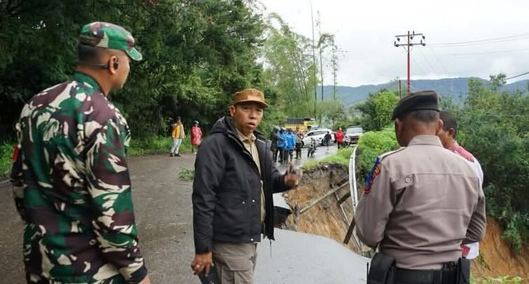 Bupati dan Dandim Taput saat meninjau kawasan jalan Sibolga yang rusak parah akibat longsor.