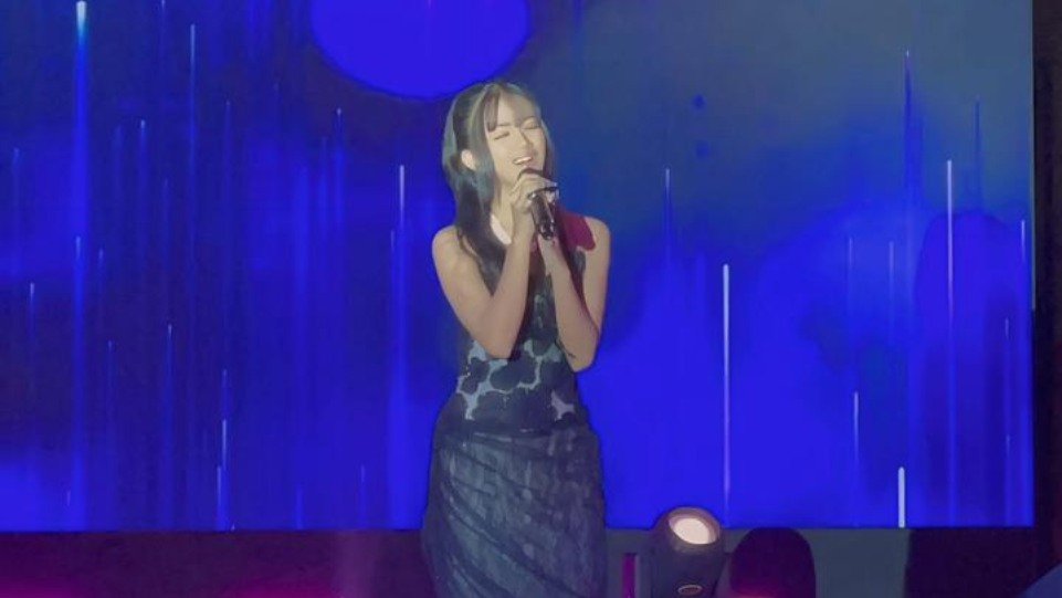 Naura Bahri, penyanyi asal Batam, Kepulauan Riau, menjadi perbincangan publik setelah viral di media sosial.