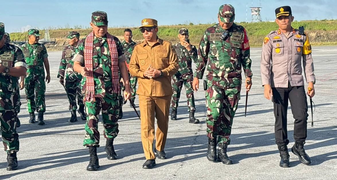 Bupati Taput JTP Hutabarat menjelaskan kepada Pangdam I BB situasi kondisi pasca musibah banjir di kawasan Taput..