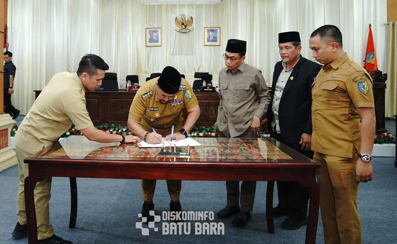 Bupati Batu Bara H. Baharuddin Siagian, S.H., M.Si. saat menandatangani naskah. Persetujuan Bersama, yang berlangsung di Ruang Rapat Paripurna DPRD Kabupaten Batu Bara,