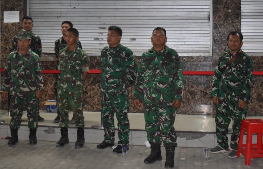 Personil TNI Korem 023/KS saat patroli keamanan dipusat perbelanjaan Aido Sibolga, Rabu (03/12/2025).
