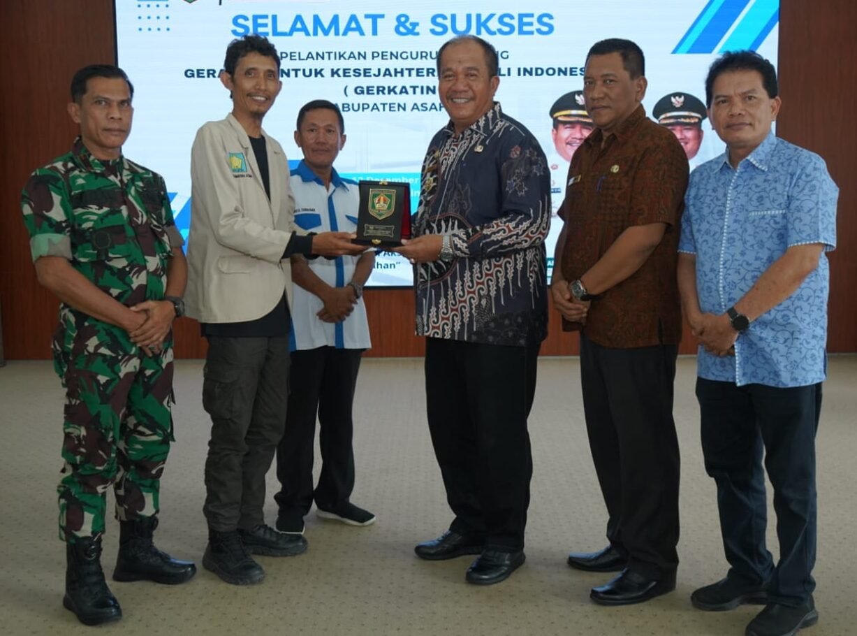 Taufik Zainal Abidin serahkan cenderamata kepada Ketua GERKATIN Provsu, Fitra R Kurnian.