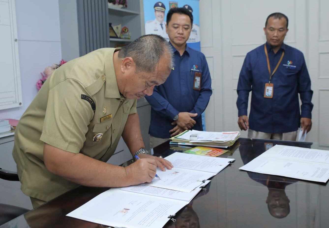 Taufik Zainal Abidin menandatangani Surat Dukungan Pemkab Asahan untuk pelaksanaan Sensus Ekonomi (SE) 2026.