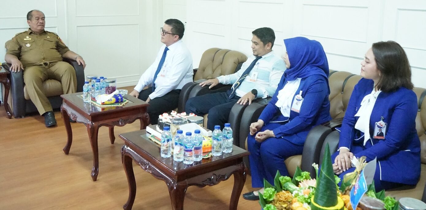 Bupati AsahanTaufik Zainal Abidin saat menerima audiensi jajaran Bank Sumut Cabang Kisaran.