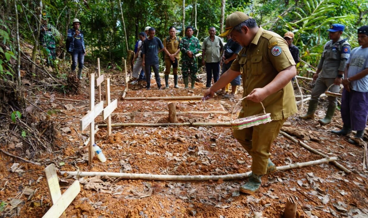 Wabup Taput Deni Lumbantoruan dan rombongan tabur bunga di lokasi musibah di Parmonangan.