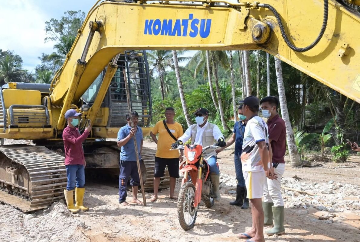 Bupati Tapteng Masinton Pasaribu, SH. MH saat memeriksa persiapan alat berat untuk pengerjaan pembersihan material longsor di Kelurahan Hutanabolon, Kecamatan Tukka, Senin (22/12/2025).
