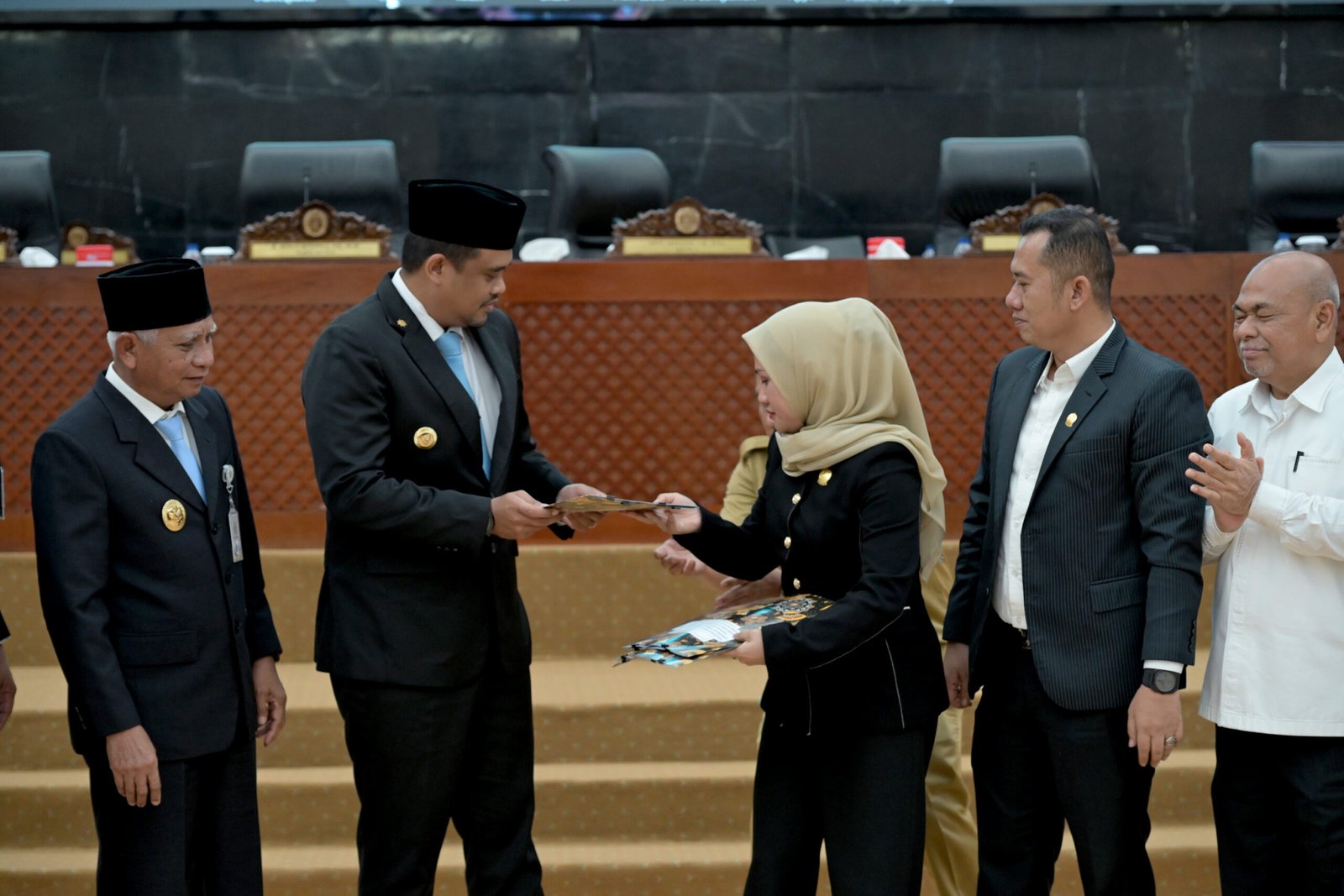 Gubernur Sumut Muhammad Bobby Afif Nasution dan Wakil Gubernur Sumut Surya menghadiri Rapat Paripurna yang dipimpin Ketua DPRD Sumut Erni Ariyanti, di Gedung DPRD Sumut, Jalan Imam Bonjol Medan, Senin (29/12/2025).