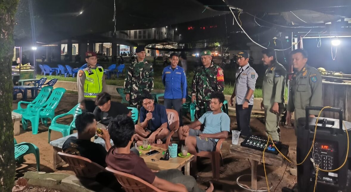 Personel Pos Pam Ops Lilin Toba 2025 saat patroli Dialogis di Area Pelabuhan Lama Sibolga, Senin (29/12/2025).