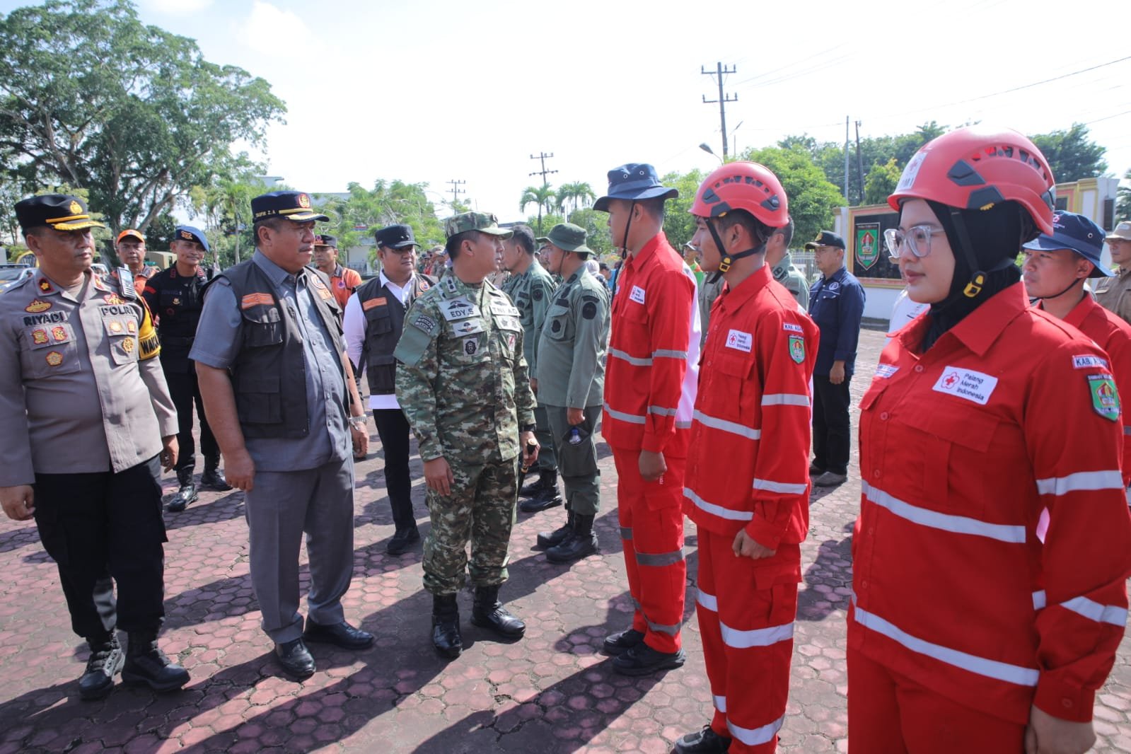Dandim 0208/Asahan Letkol Inf Edi Syahputra dan Bupati Asahan Taufik Zainal Abidin lakukan pengecekan pasukan.