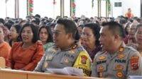 Kapolres Sibolga AKBP Eddy Inganta, S.H., S.I.K., M.H dan personil Polres Sibolga saat mengikuti Ibadah Natal bersama dengan Jemaat HKBP Sibolga Julu, Kamis (25/12/2025).