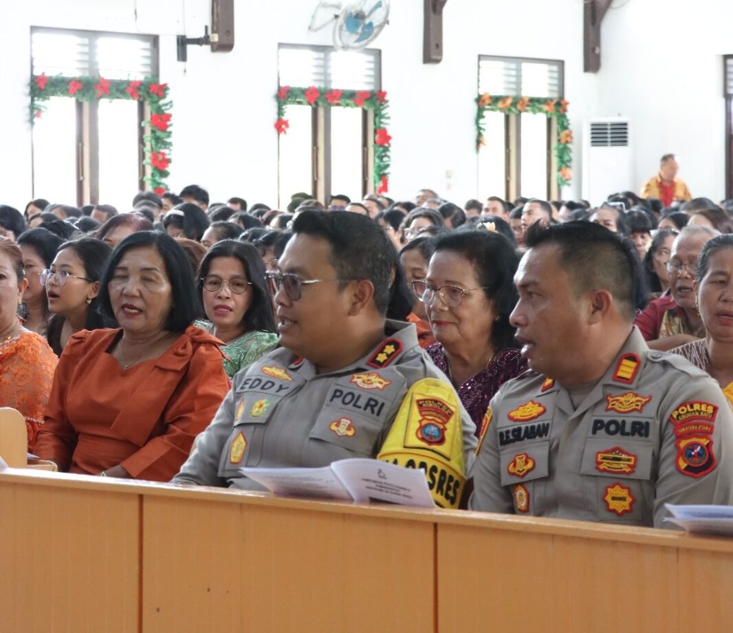 Kapolres Sibolga AKBP Eddy Inganta, S.H., S.I.K., M.H dan personil Polres Sibolga saat mengikuti Ibadah Natal bersama dengan Jemaat HKBP Sibolga Julu, Kamis (25/12/2025).