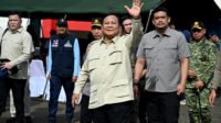 Gubernur Sumatera Utara (Sumut) Bobby Afif Nasution bersama Bupati Tapanuli Tengah Masinton Pasaribu, Kapolri Listyo Sigit Prabowo, dan Panglima TNI Agus Sibiyanto mendampingi Presiden Republik Indonesia Prabowo Subianto meninjau para pengungsi banjir bandang, di posko pengungsian di GOR Pandan, Kabupaten Tapanuli Tengah, Senin (1/12/2025)