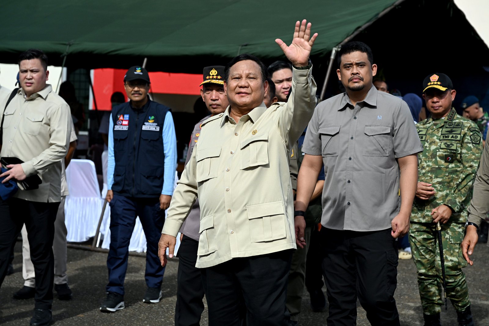 Gubernur Sumatera Utara (Sumut) Bobby Afif Nasution bersama Bupati Tapanuli Tengah Masinton Pasaribu, Kapolri Listyo Sigit Prabowo, dan Panglima TNI Agus Sibiyanto mendampingi Presiden Republik Indonesia Prabowo Subianto meninjau para pengungsi banjir bandang, di posko pengungsian di GOR Pandan, Kabupaten Tapanuli Tengah, Senin (1/12/2025)