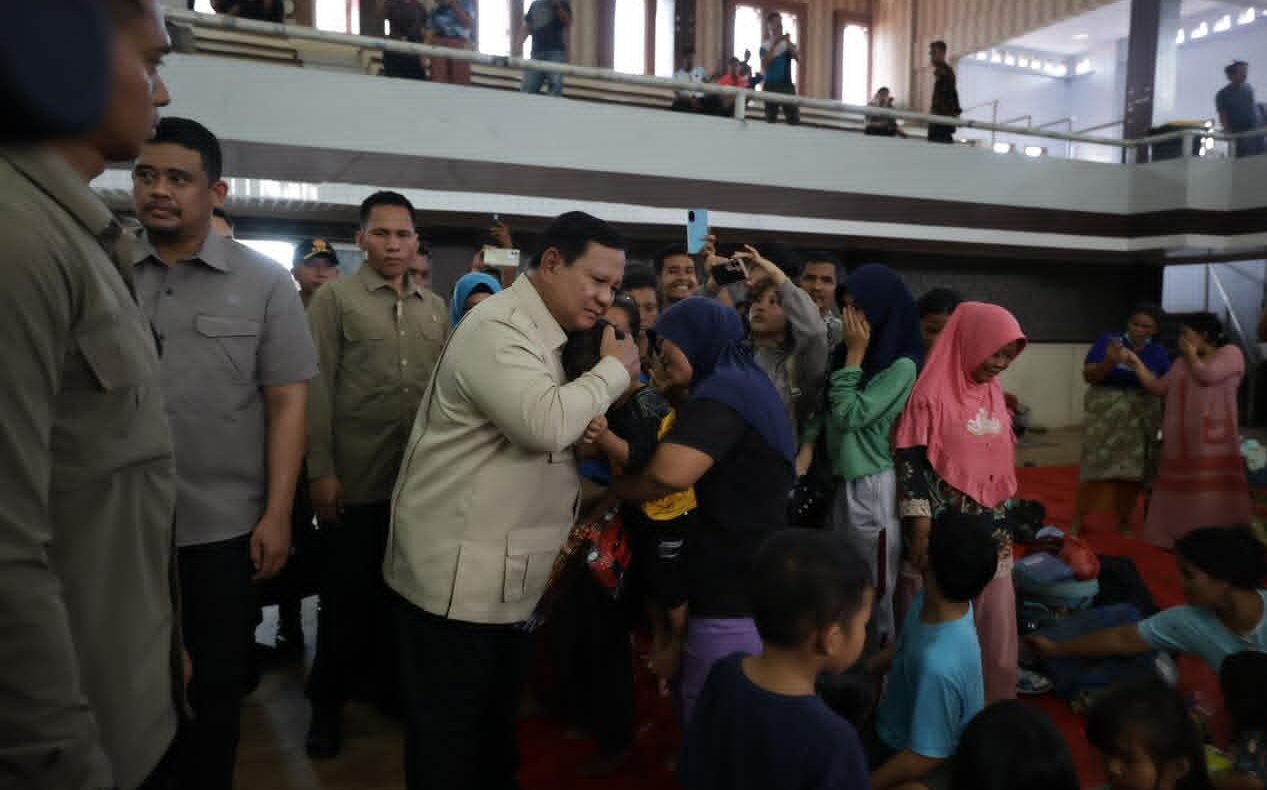 Presiden RI Prabowo Subianto saat menyapa para pengungsi di GOR Pandan, Senin (1/12/2025).