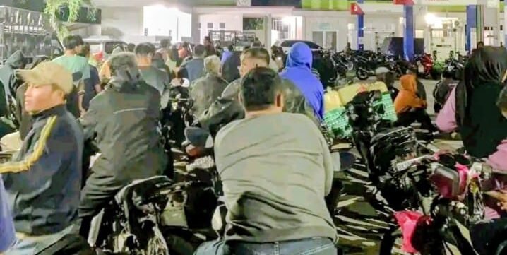 Antrian panjang memadati lokasi di salah satu SPBU di wilayah Batu Bara