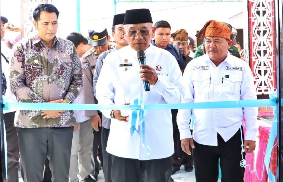 Bupati Simalungun, Dr H Anton Achmad Saragih lakukan pengguntingan pita saat resmikan Kantor Pangulu Nagori Pamatang Simalungun. 