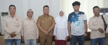 Wakil Bupati Asahan Rianto, foto bersama pengurus FAI Kabupaten Asahan, pelatih Gilang, dan Talitha Alesha Suhendra, siswi SD Ar Roja.