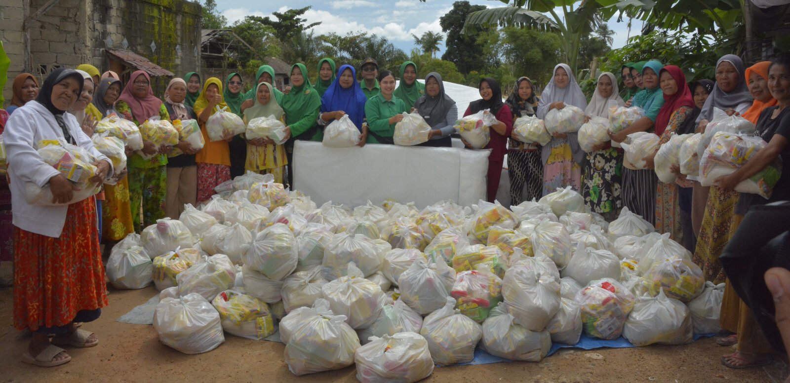 Persit Korem 023/KS saat menyalurkan bantuan sembako kepada korban bencana di Posko Dapur Umum Lingkungan Pasar Baru, Kelurahan Sibuluan Indah Tapteng, Sabtu (13/12/2025).
