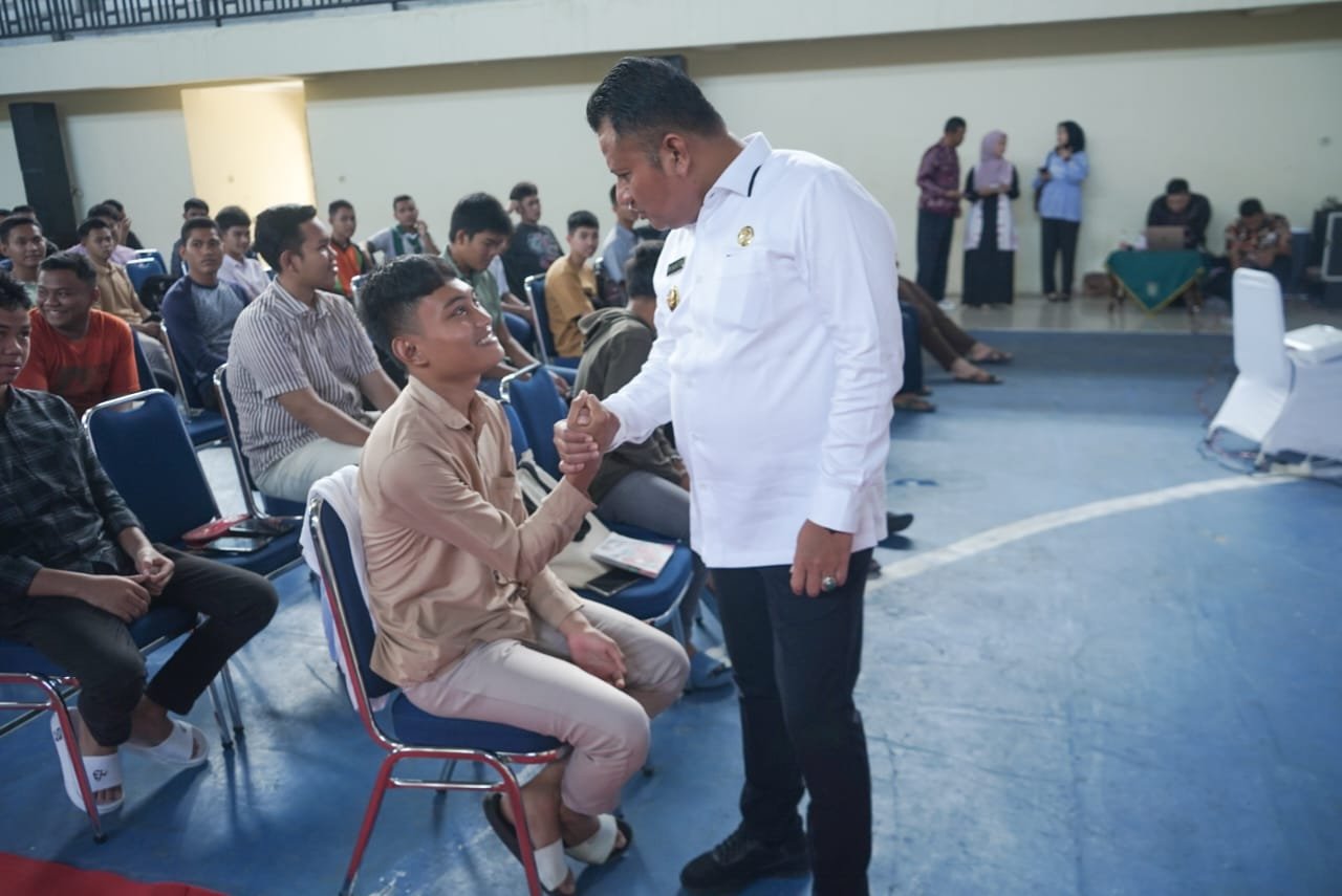 Rianto beri semangat kepada salah seorang peserta