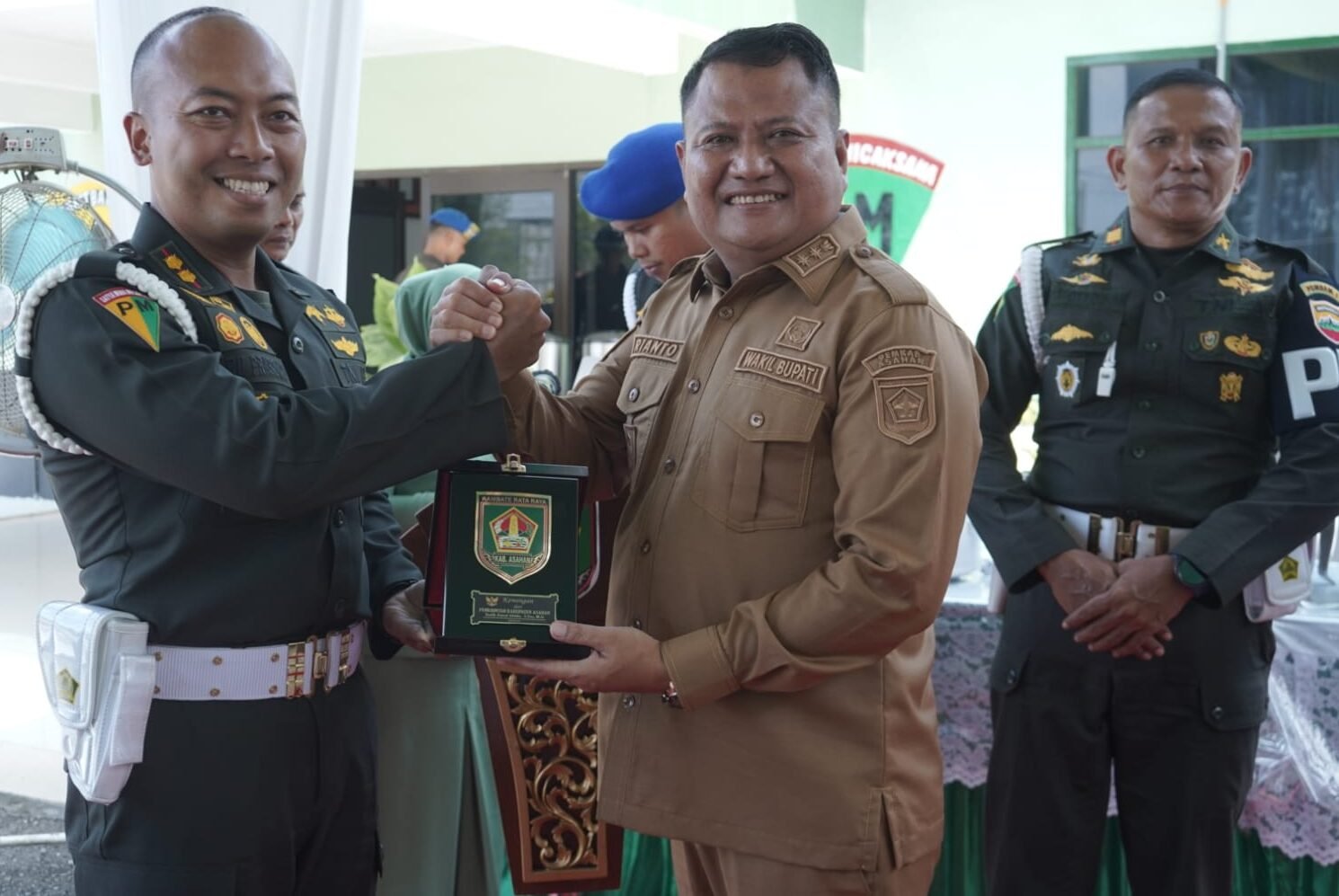 Rianto berikan cenderamata kepada Dandenpom I/1 Pematangsiantar, Letkol CPM Haru Prabowo.