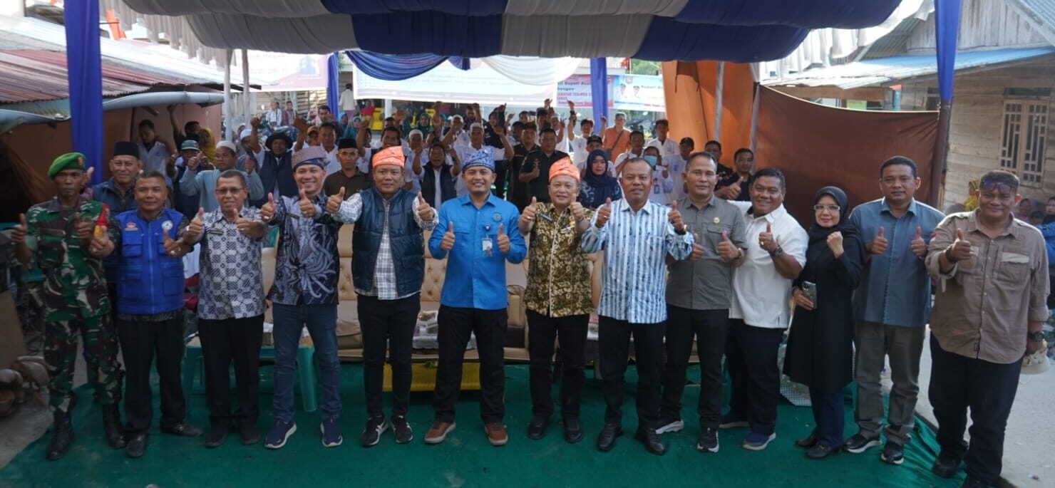 Staf Khusus Menteri Kelautan dan Perikanan RI Dedi Irwan foto bersama Plt Asisten Perekonomian dan Pembangunan Setdakab Asahan Suprianto.
