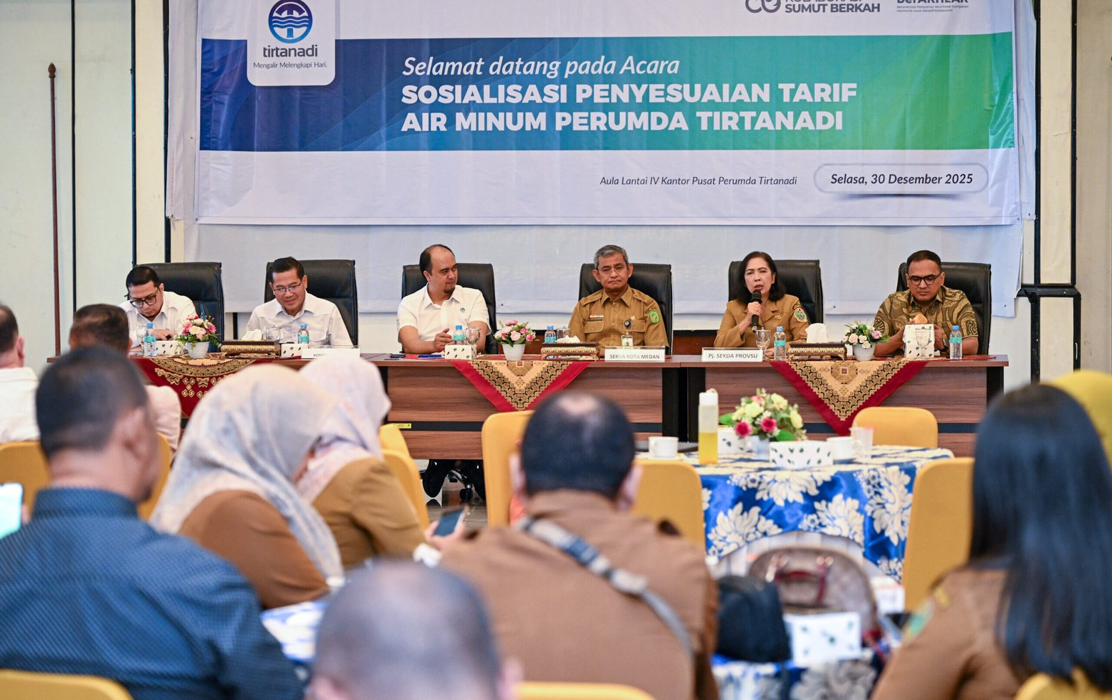 Kepala Biro Perekonomian Setdaprov Sumut, Poppy Hutagalung menghadiri Sosialiasi Penyesuaian Tarif Air Perumda Tirtanadi di Aula Kantor Tirtanadi, Jalan Sisingamangaraja, Selasa (30/12/2025)