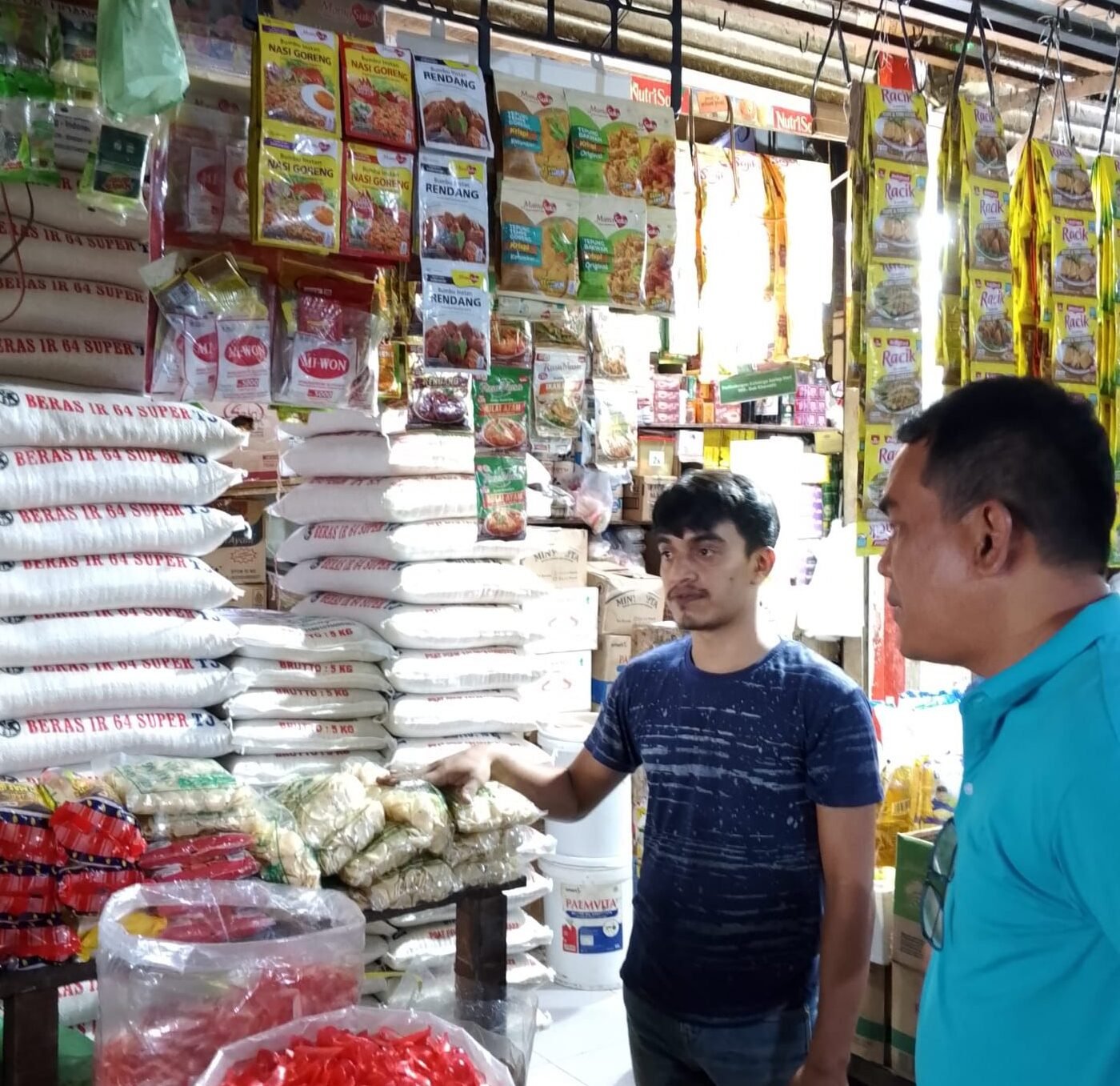 Pemimpin Wilayah BULOG Sumut, Budi Cahyanto pantau sejumlah harga Sembako di tingkat pedagang di Medan.