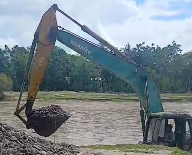 Alat berat excavator yang dikerahkan untuk menormalisasi Aek Sirahar yang jebol di Kecamatan Barus Utara, Selasa (16/12/2025)